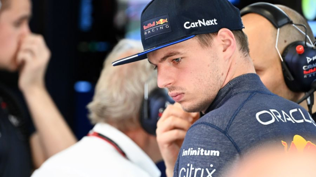 Verstappen buiten zijn auto in Spanje