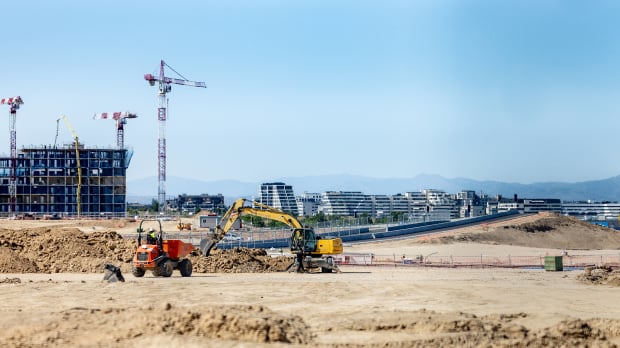 Diggers, sand and dirt on display as the Madring undergoes construction — Photo: © IMAGO