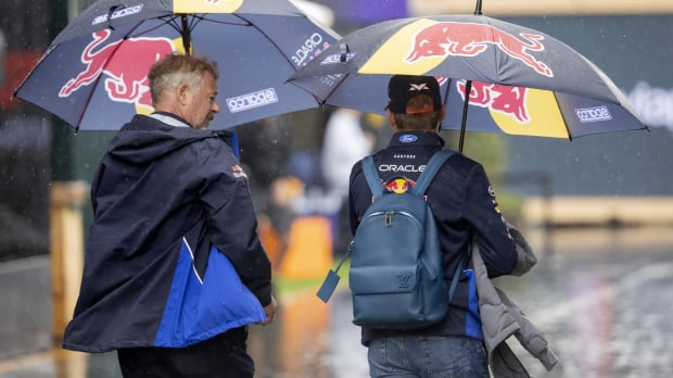 An image of Red Bull star Max Verstappen under an umbrella at a rainy Dutch Grand Prix in 2026 — Photo: © IMAGO