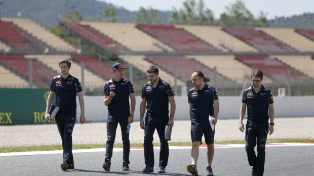 Max Verstappen toen hij nog wel aan track walks deed. — Foto: © LAT Images