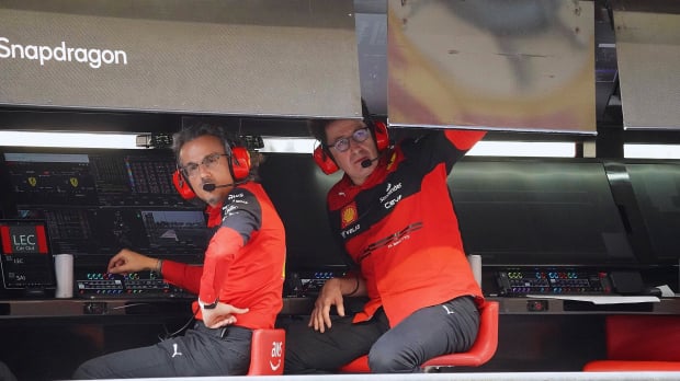 Mekies and Binotto sat on the Ferrari pitwall in Ferrari F1 kit — Photo: © IMAGO