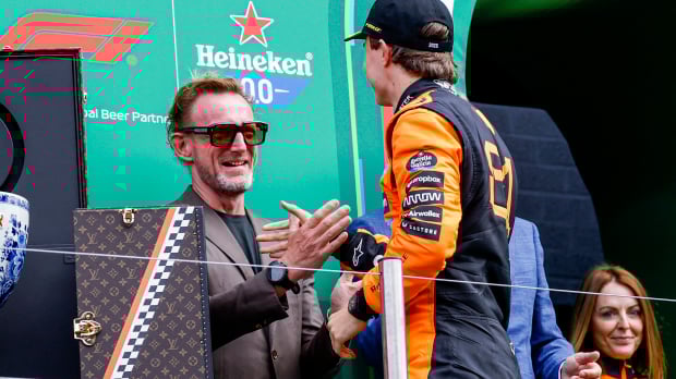 Van Oranje congratulates Piastri with Zandvoort victory