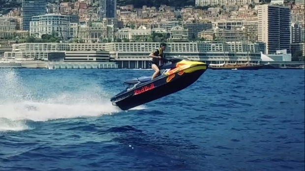 Max Verstappen op een jetski van Red Bull in Monaco