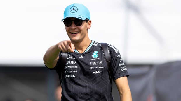 Russell laughing in Mercedes tee and cap pointing at the camera — Foto: © IMAGO