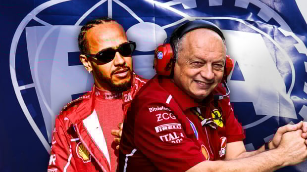 Hamilton looking serious next to smiling Vasseur, both in Ferrari F1 kit with blue and white FIA flag background — Foto: © IMAGO
