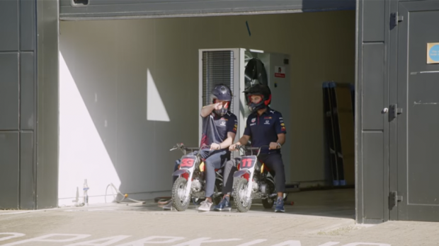 Checo and Verstappen are up to no good — Foto: © LAT Images
