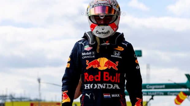 Max Verstappen loopt door de pitstraat na zijn uitvalbeurt in de tweede vrije training op Imola.