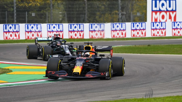Max Verstappen in gevecht met Lewis Hamilton op Imola in 2020.