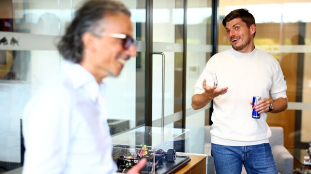 Max Verstappen, Laurent Mekies, Red Bull, 2026 — Foto: © IMAGO