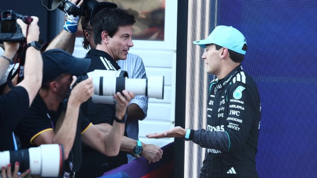 Toto Wolff in conversation with George Russell in the paddock — Foto: © IMAGO
