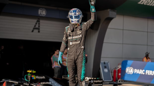 Russell after taking Sprint pole in Shanghai — Foto: © IMAGO