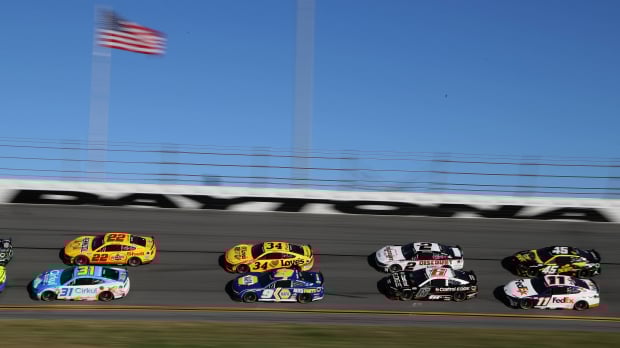 An image of cars racing at the Daytona 500