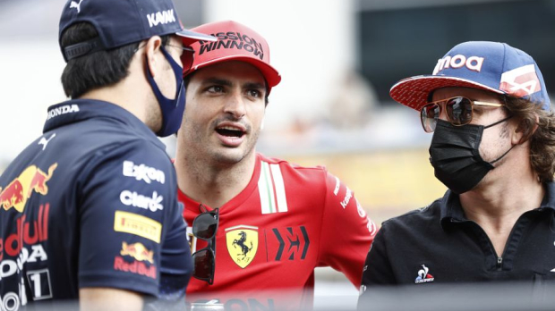 Sergio Pérez, Carlos Sainz and Fernando Alonso talking
