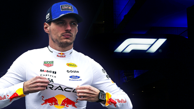 Max Verstappen in front of F1-logo — Foto: © IMAGO x GPFans