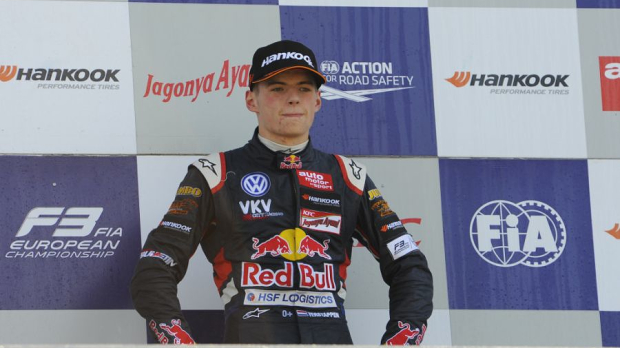 Max Verstappen on the podium in Formula 3 — Foto: © LAT Images