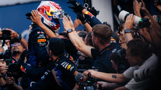Max Verstappen and the Red Bull-crew — Foto: © IMAGO