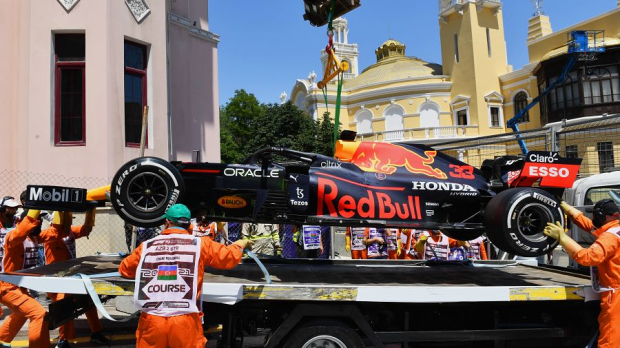 Max Verstappen crasht in VT3