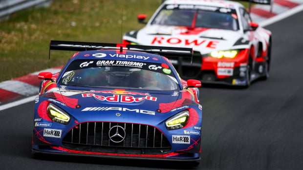 ROWE BMW chasing down Verstappen AMG at Nurburgring — Foto: © Gruppe C