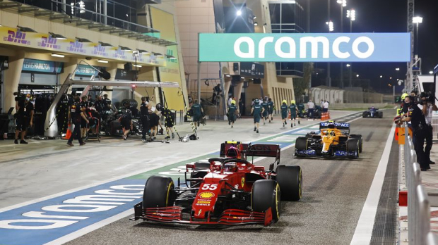 Sainz and Norris in Bahrain pit — Photo: © LAT Images