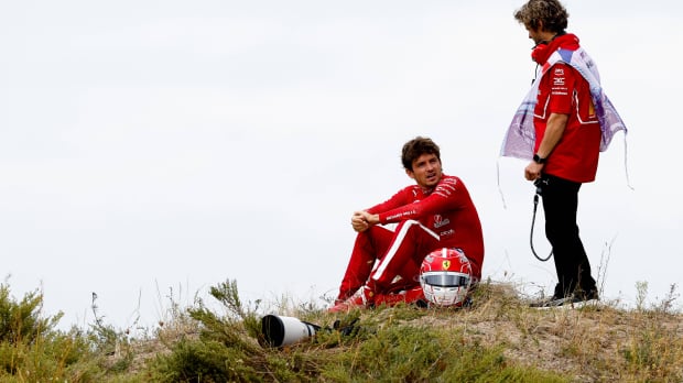 Leclerc in gesprek met fotograaf van Ferrari tijdens Dutch GP