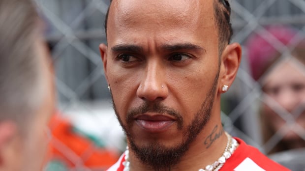 Lewis Hamilton frowning at the 2026 Monaco Grand Prix — Foto: © IMAGO