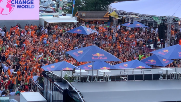 Van links naar rechts op de oranje-camping. — Foto: © LAT Images