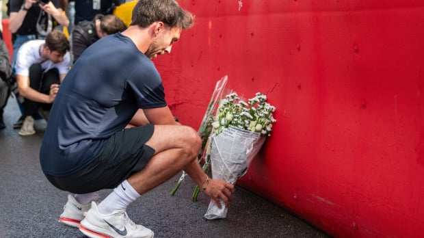 Pierre Gasly lays flowers for Anthoine Hubert at Spa — Photo: © IMAGO