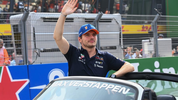 Max Verstappen tijdens parade in Zandvoort