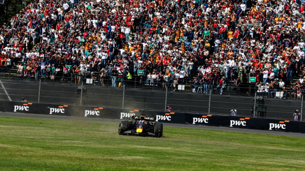 Verstappen drifting through the grass in Mexico — Foto: © IMAGO