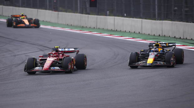 Sainz passes Verstappen for the lead in Mexico