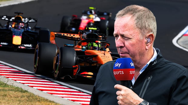 Brundle holding Sky Sports mic looking over Ferrari, Red Bull and McLaren F1 cars on track — Photo: © IMAGO