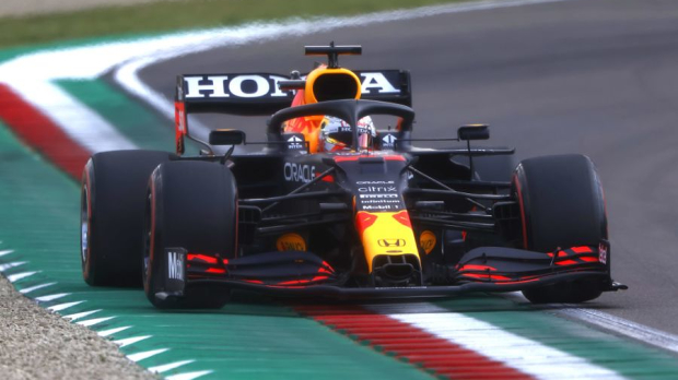 Max Verstappen in actie op het circuit van Imola.
