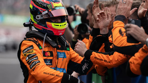 Piastri celebrates with McLaren — Foto: © IMAGO