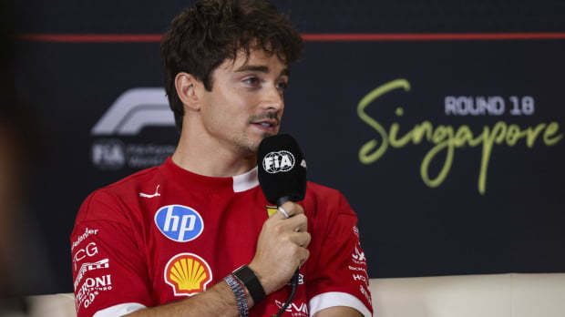 Leclerc maakt zich pislink in Singapore: 'De auto remt uit zichzelf?!' — Foto: © IMAGO