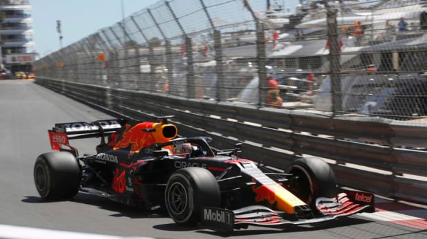 Max Verstappen in actie in de eerste vrije training in Monaco. — Foto: © LAT Images