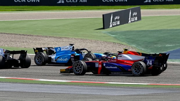 Bent Viscaal en Richard Verschoor in de sprintrace in Bahrein. 