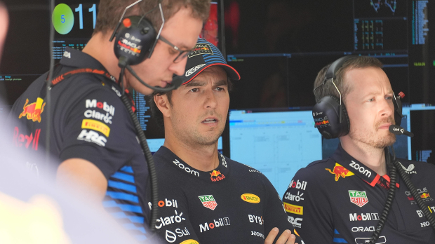 Sergio Perez hablando con sus ingenieros
