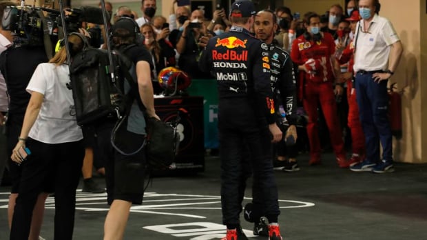 Hamilton and Verstappen in parc ferme — Foto: © LAT Images