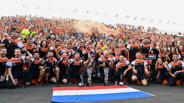 Verstappen viert overwinning op Zandvoort