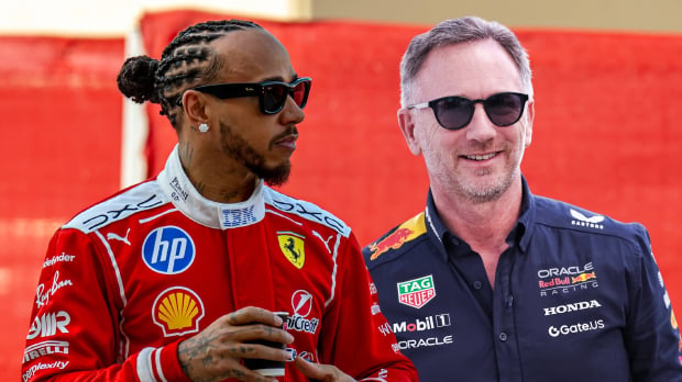 Lewis Hamilton looks across at a smiling Christian Horner — Photo: © IMAGO