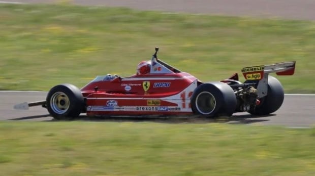 Charles Leclerc au volant de la Ferrari F1 1979 de Gilles Villeneuve