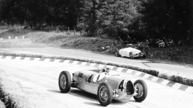 Rosemeyer passeert de kapotte Auto Union van teamgenoot Stuck op Monza in 1936