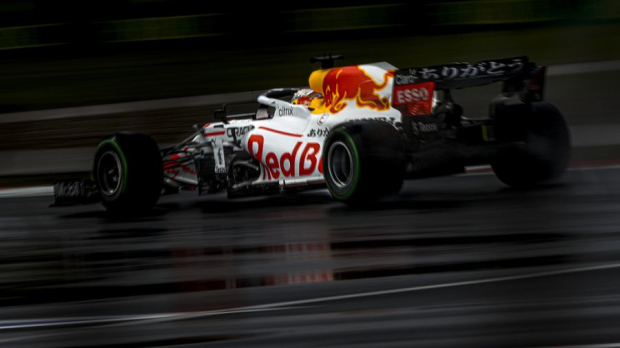 Verstappen driving in the rain — Foto: © LAT Images