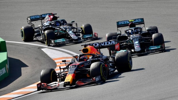 Max Verstappen leading the two Mercedessen in Zandvoort