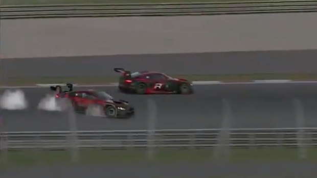 Verstappen avoids crash — Foto: © LAT Images