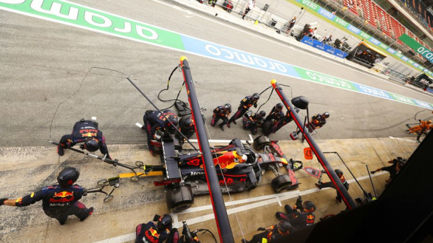 Red Bull Racing pitstop during Spanish Grand Prix — Foto: © LAT Images