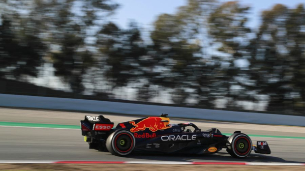 Max Verstappen in his brand new RB18 in Barcelona — Foto: © LAT Images