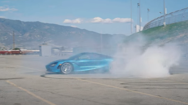 Ricciardo draait donut in McLaren-bolide
