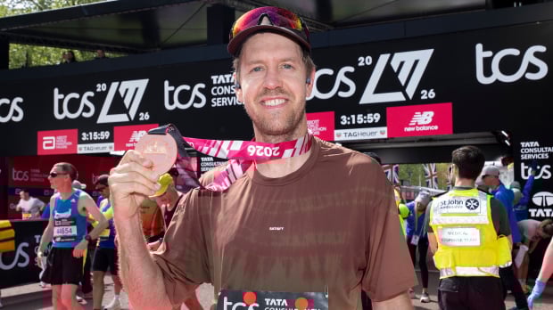 Sebastian Vettel celebrates after competing in the 2026 London Marathon — Photo: © IMAGO