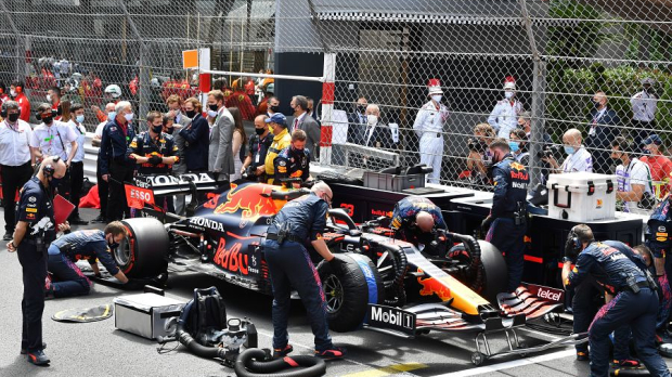Max Verstappen on the grid in Monaco — Foto: © LAT Images